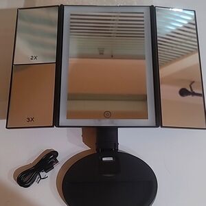 *NWOT*Makeup Mirror Vanity with Lights